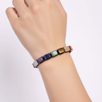 Balss spēks - Čakru rokassprādze no dabīgiem akmeņiem uz cilvēka rokas