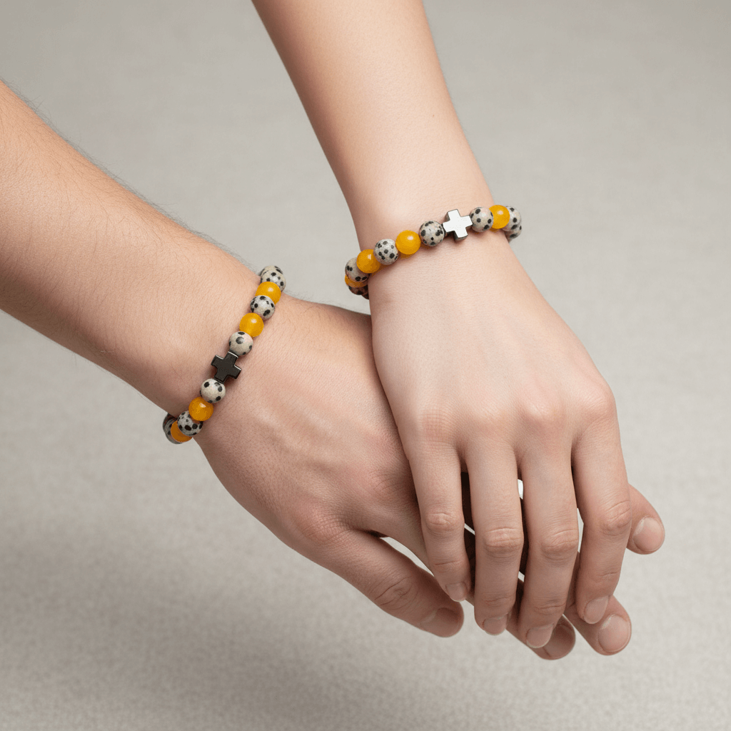 Draudzības rokassprādze - aizsardzība no dabīgiem akmeņiem uz vīrieša un sievieša rokām