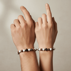 Draudzības rokassprādze - miers no dabīgiem akmeņiem uz vīrieša un sievieša rokām