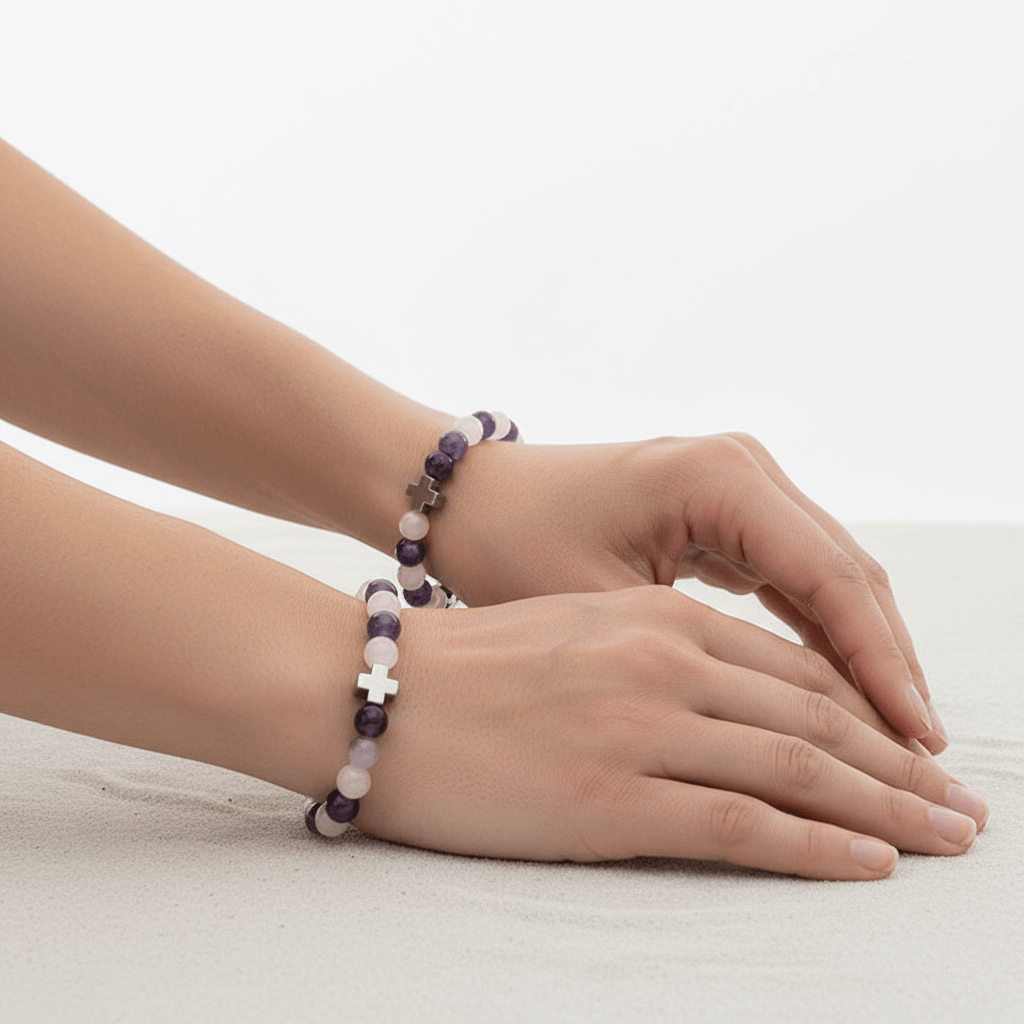 Draudzības rokassprādze - mīlestība no dabīgiem akmeņiem uz vīrieša un sievieša rokām