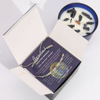 Dvīņi horoskopa (zodiaka) zīmes rokassprādzes tuvplāns un svece fonā. Lieliska dāvana vīrietim un sievietei.