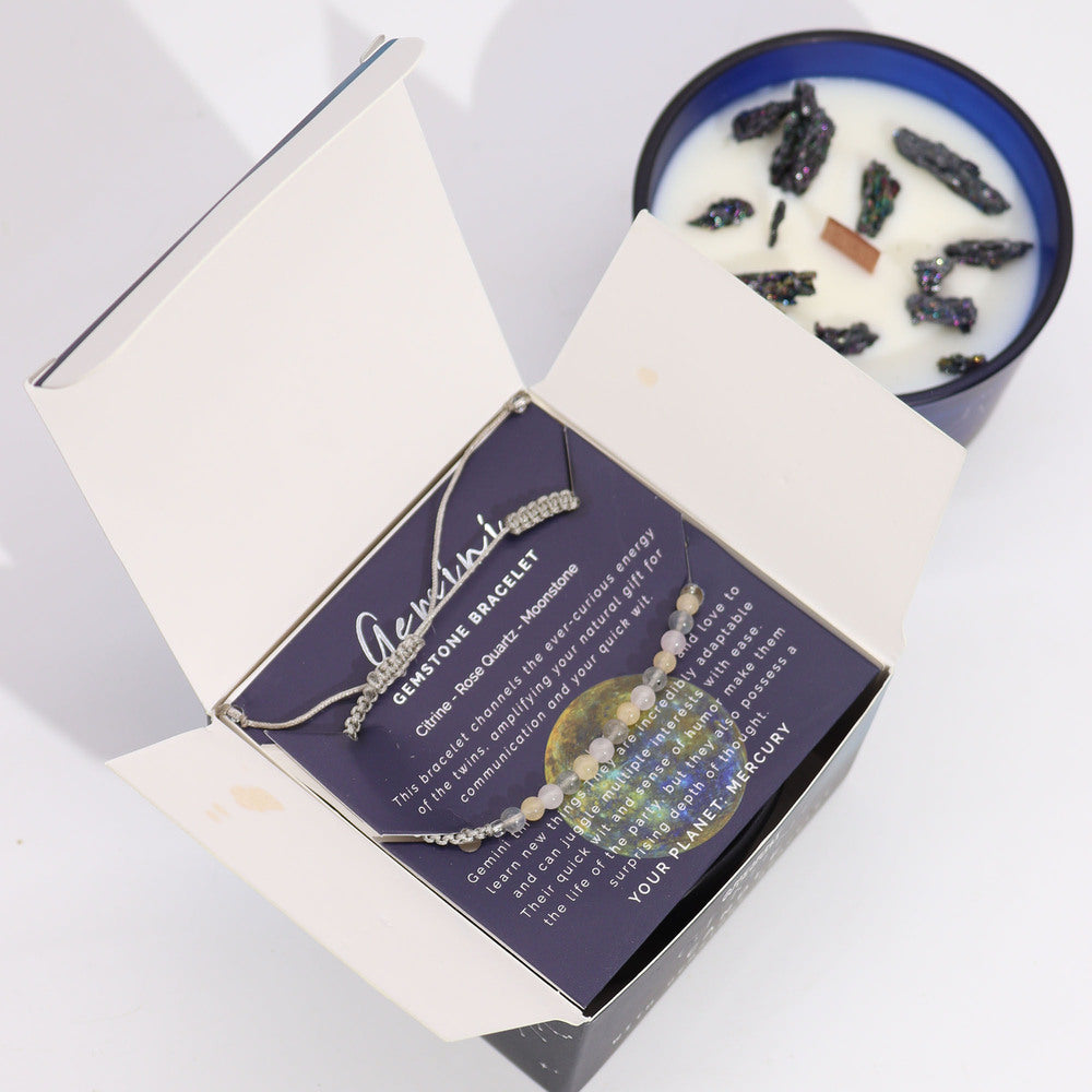 Dvīņi horoskopa (zodiaka) zīmes rokassprādzes tuvplāns un svece fonā. Lieliska dāvana vīrietim un sievietei.