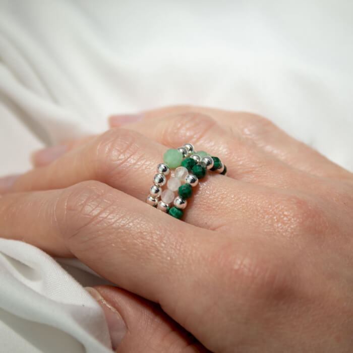 Gredzenu komplekts no dabīgiem akmeņiem - Meža gars (3 gab.) uz sieviešu rokas