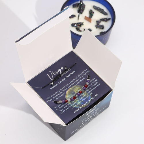 Jaunava horoskopa (zodiaka) zīmes rokassprādzes tuvplāns un svece fonā. Lieliska dāvana vīrietim un sievietei.