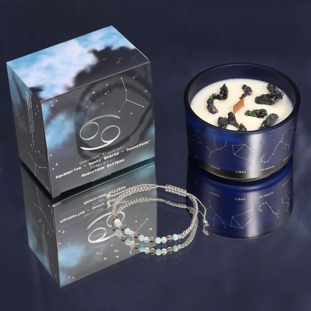 Vēzis horoskopa (zodiaka) zīmes dāvanu komplekts uz tumša fona – svece un rokassprādze. Lieliska dāvana vīrietim un sievietei.